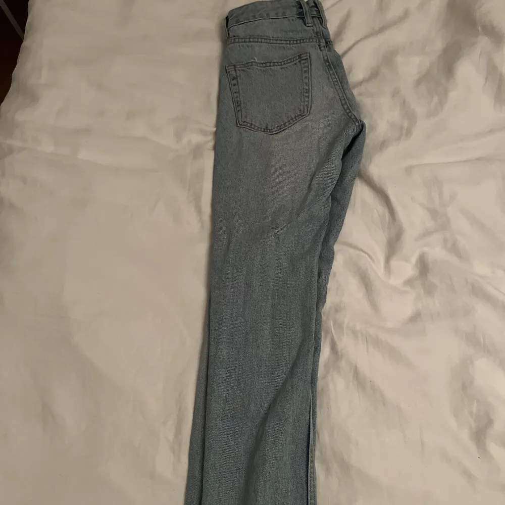 Säljer mina mid waist jeans från Pull and bear då dom inte kommer till användning. Midjemåttet rakt över är ca 35 cm och innebens längden är ca 80cm✨. Jeans & Byxor.
