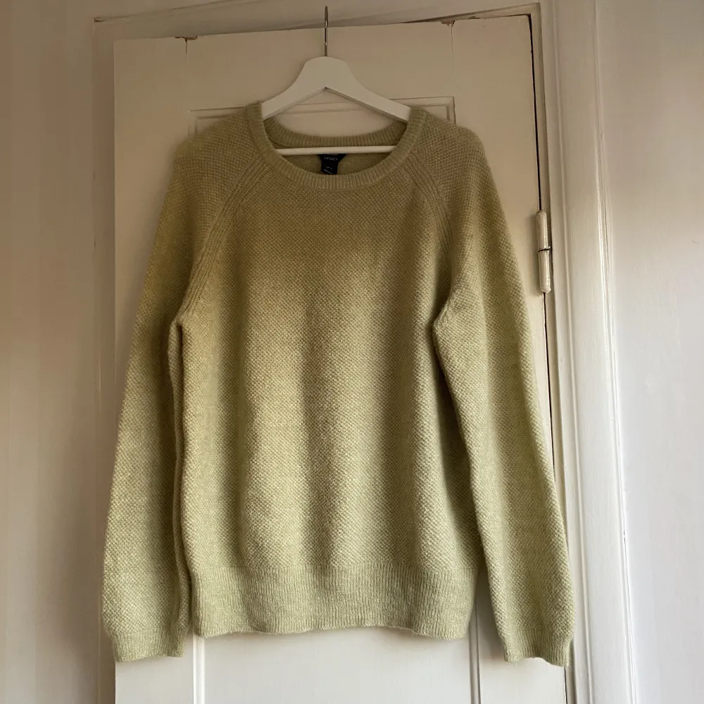 En ljusgrön stickad tröja från Lindex oanvänd med lappar kvar som jag fick i present, nypris 599, säljer för 300 💕 36% ull och 15% mohair 💗Lite svårt att återge exakt färg på bild . Tröjor & Koftor.