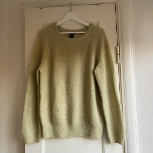 Grön stickad tröja Lindex  - En ljusgrön stickad tröja från Lindex oanvänd med lappar kvar som jag fick i present, nypris 599, säljer för 300 💕 36% ull och 15% mohair 💗Lite svårt att återge exakt färg på bild 