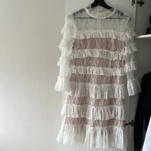 By malina klänning - Nypris 2800. By Malina klänning i perfekt skick – bara använd en gång! Denna stilsäkra och trendiga klänning förtjänar en ny ägare. Storlek M, och den är redo att addera glamour till din garderob. 