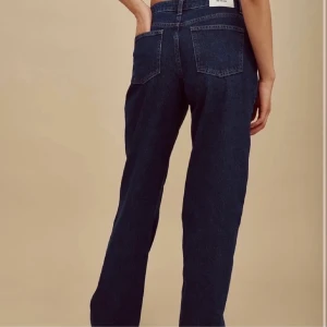 Mörkblå jeans  - Jättefina raka jeans som tyvärr inte passade mig!! 