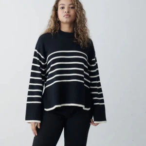 Randig stickad tröja - Randig stickad tröja från ginatricot. Den är bara använd 3 gånger. Nypris är 400kr. Perfekt till hösten