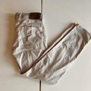 Säljer ett par replay jeans. Jeansen har en liten fläck och sömmen har gått upp på baksidan där replay loggan är  som man ser på andra bilden Annas i bra skick. Storleken är W31 L30 färgen är vit grå 