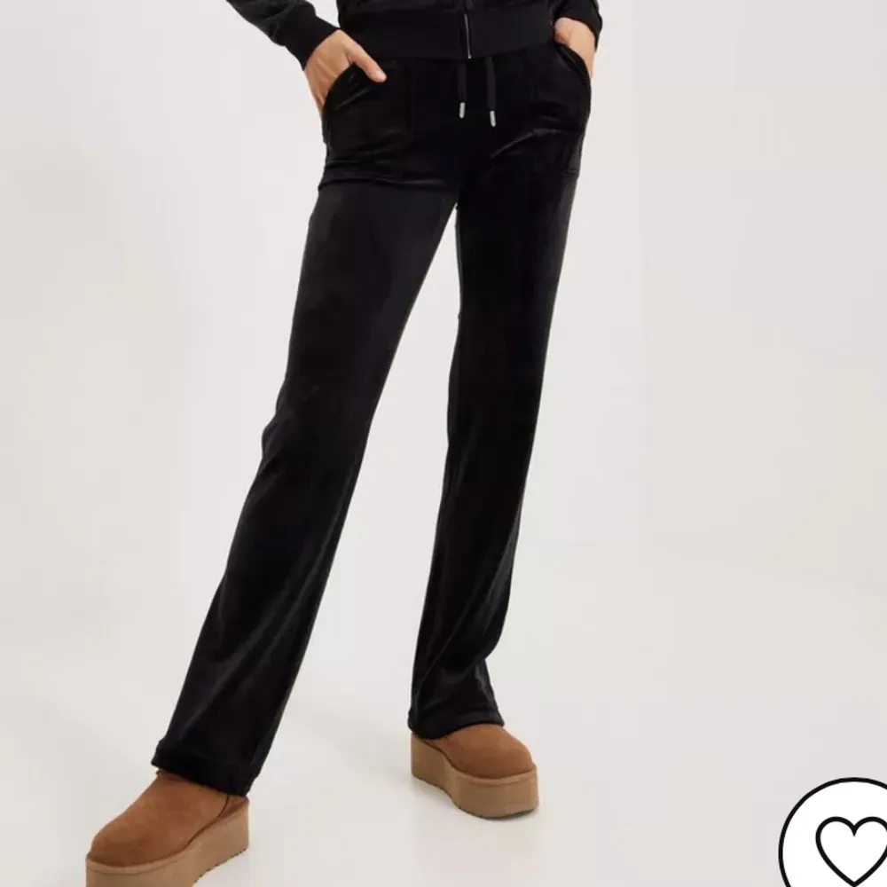 Säljer mina super sköna juicy couture byxor då dom inte kommer till användning just nu!💗 Tryck på ”köp dirket” om du vill ha dom💗Nypris: 1100kr. Jeans & Byxor.