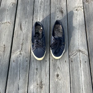 Snygga odd molly skor - Skitsnygga mörkblå tygskor från odd molly som passar både på våren och sommaren men även tidig höst. Är i perfekt skick med inga defekter. Använda ett fåtal gånger