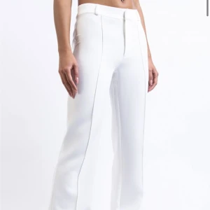 Kostymbyxor  - Vita super snygga kostymbyxor från madlady, aldrig använda. Skriv om du har några frågor💕