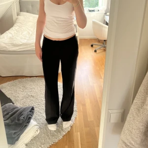 Svarta kostymbyxor  - Jättefina svarta lågmidjade/mid rise kostymbyxor som är helt oanvända! Nypris 599kr! Köparen står för frakt!💕