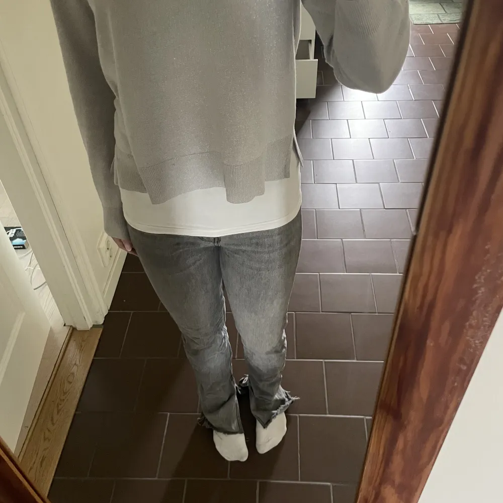 Gråa jättefina jeans med ett slit vid foten. Rätt så högmidjade i storlek 34. Lite slitna vid fötterna men annars väldigt bra skick! <3 Priset kan sänkas. Jeans & Byxor.