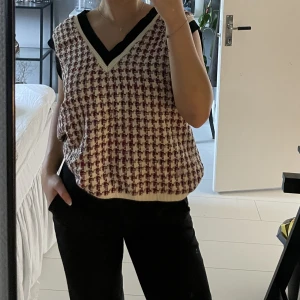 Stickad väst från Zara - Så fin väst från Zara i storlek S! Passar perfekt nu till hösten💕
