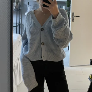 Kofta från Monki - Fin kofta från Monki i storlek M! Bra skick💕