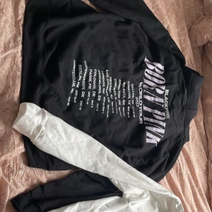 Born pink 2022 merch - Köpt under born pink konserten i Köpenhamn Använt 1 gång Båda i storlek M, passar S också men kan sitta lite oversized