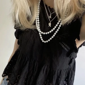 Zara topp - Säljer denna superfina toppen från zara, kan tänka mig att gå ner i pris!!💕(lånad bild, kontakta mig för egna!!)