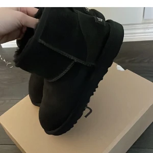 Svarta uggs  - Svarta äkta uggs i bra skick! Säljer då jag vill köpa annan färg. Orginal box ingår vid köpet. Bara att skriva vid fler bilder eller frågor❤️‍🔥 NYPRIS 2500
