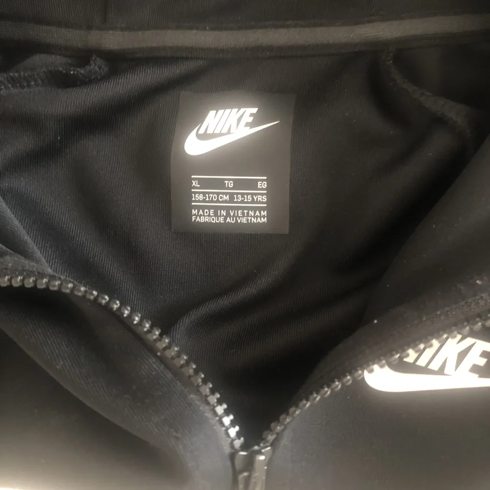 Nike tech som inte kommer t användning passar XS-S nyskick . Hoodies.