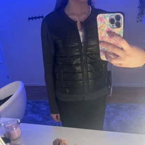 Jacka - Så snygg jacka som liknar Moncler🤍nypris:1500kr men köptes på Plick för 500kr🤍fint skick🤍passar xs-s🤍