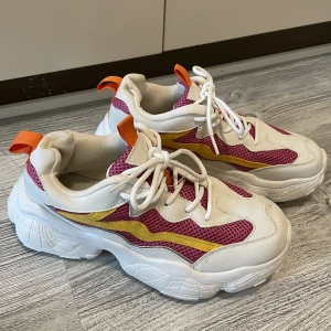 Chunky sneakers NAKD  - Chunky sneakers från NAKD i storlek 37. Väldigt lite använda, fint skick! 💛