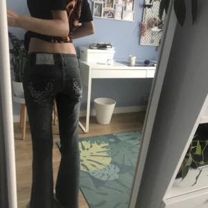 svarta y2k jeans - Super snygga svarta y2k jeans, innerbenslängd ca 74, midjemått va 35. Sparsamt använda🥰