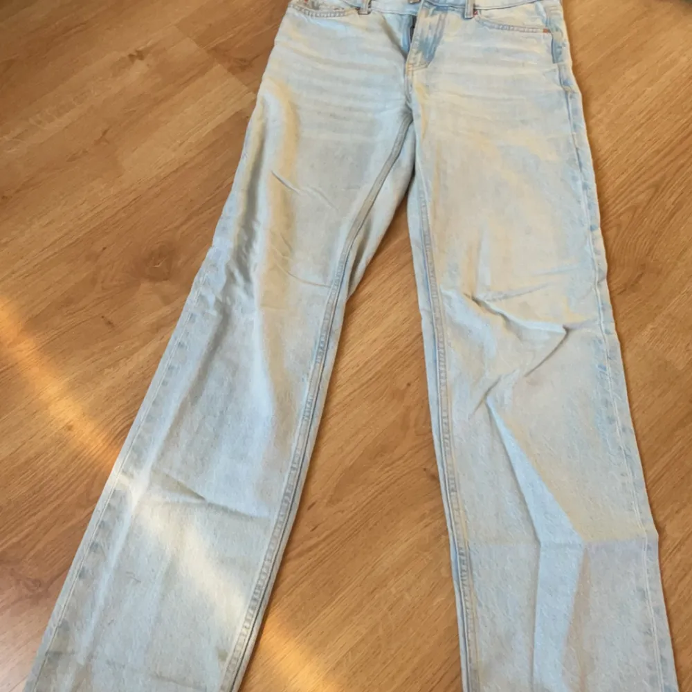 ljusblåa jeans i storlek 32/S från Gina tricot. Inga fläckar!. Jeans & Byxor.