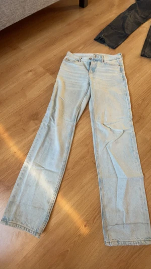 -ljusblåa straight low waist jeans- - ljusblåa jeans i storlek 32/S från Gina tricot. Inga fläckar!