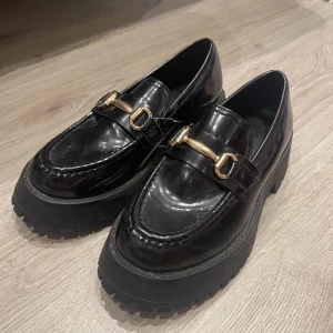 Svarta loafers strl 38  - Säljer dessa loafers pga dem är en aning förstora. Dem passar nog väldigt bra på någon som är mellan en 38 och 39! Så fina! 