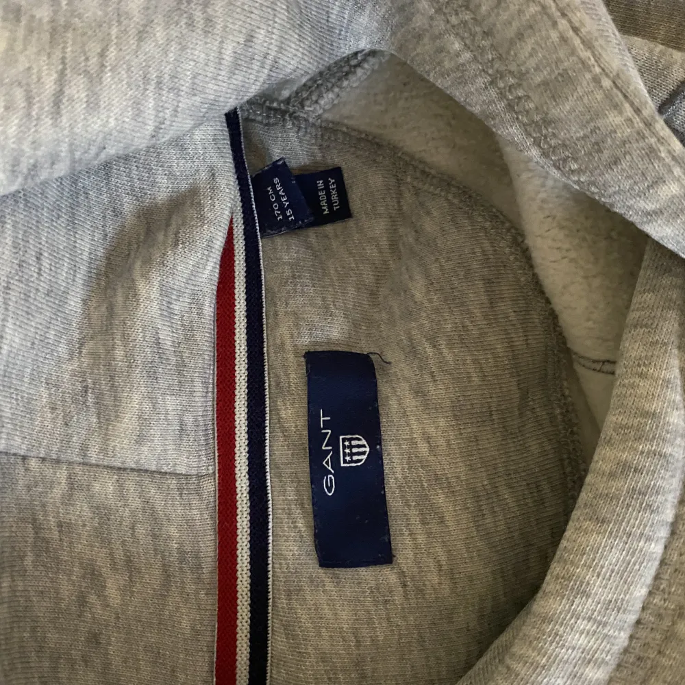 En grå gant hoodie i storlek s/170. Knappt använd så den är som ny! Skickar gärna fler bilder vid förfrågan! Originalpris 1000kr. Hoodies.