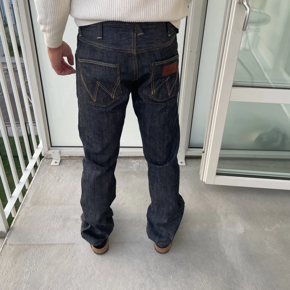 Säljer dessa Wrangler jeans! Står ingen storlek men skulle säga en tightare w32 som passar någon med längre ben!   Just nu bjuder Plick på frakten! . Jeans & Byxor.
