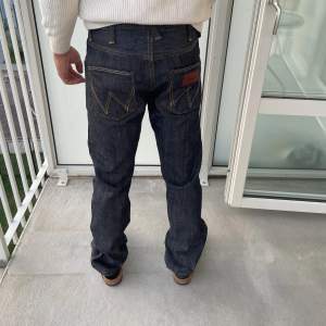 Säljer dessa Wrangler jeans! Står ingen storlek men skulle säga en tightare w32 som passar någon med längre ben!   Just nu bjuder Plick på frakten! 