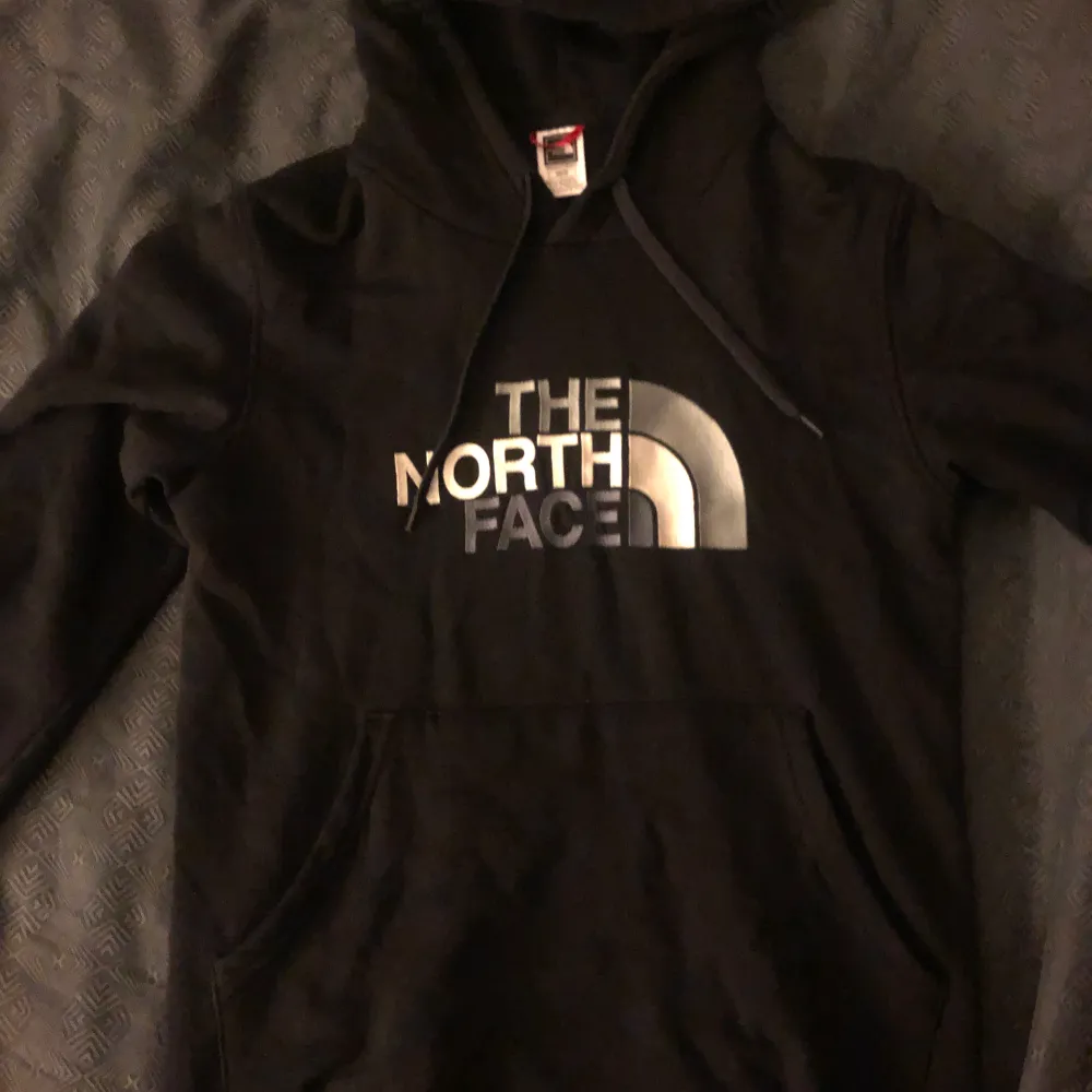 Säljer min oanvända north face hoodie för 200 kr. Storlek S. Hoodies.