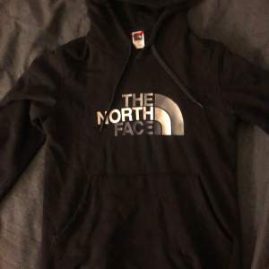Säljer min oanvända north face hoodie för 200 kr. Storlek S