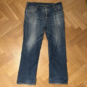 Lee jeans straight - Bra skick och finns inga fel, är tyvärr bara för korta på mig ( har 32/32). 