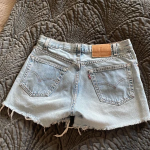 Levis jeanshorts  - Ljusa jeansshorts från Levis är ca strl 38 skulle jag säga 
