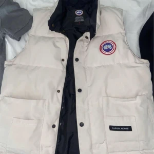 Canada Hoodie väst vit  - Storlek m passar S