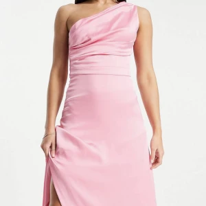 Rosa silkesklänning - Rosa maxiklänning i silkesmaterial, helt oanvänd med lappen kvar😊