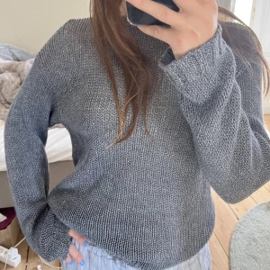 Tröja - Superfin blå tröja köpt second hand men ursprungligen från märket Jigsaw! Det står storlek 2 men skulle säga att den passar S/M