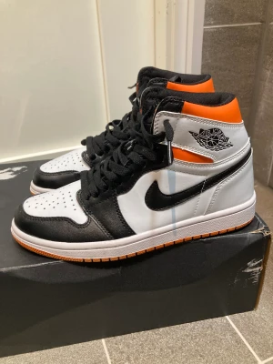 Wts - Säljer dessa Jordan 1 electro orange i storlek 41