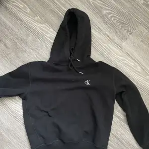 En Calvin Klein hoodie. Helt svart men lite märke på ena bröstet. Nypris 699kr säljer för 100kr