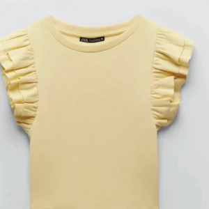 Zara volangtopp - Intressekoll på min gula volang zara topp. 💛 vid mer frågor, eller MINSTA lilla intresse , mer bilder kan ni höra av er🌸💗 