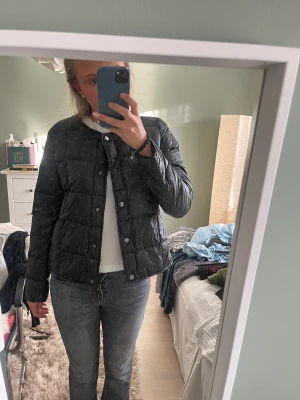 Svart dunjacka - Skit snygg dunjacka!! Perfekt nu till våren!! Skriv om ni undrar något eller är intresserade❤️