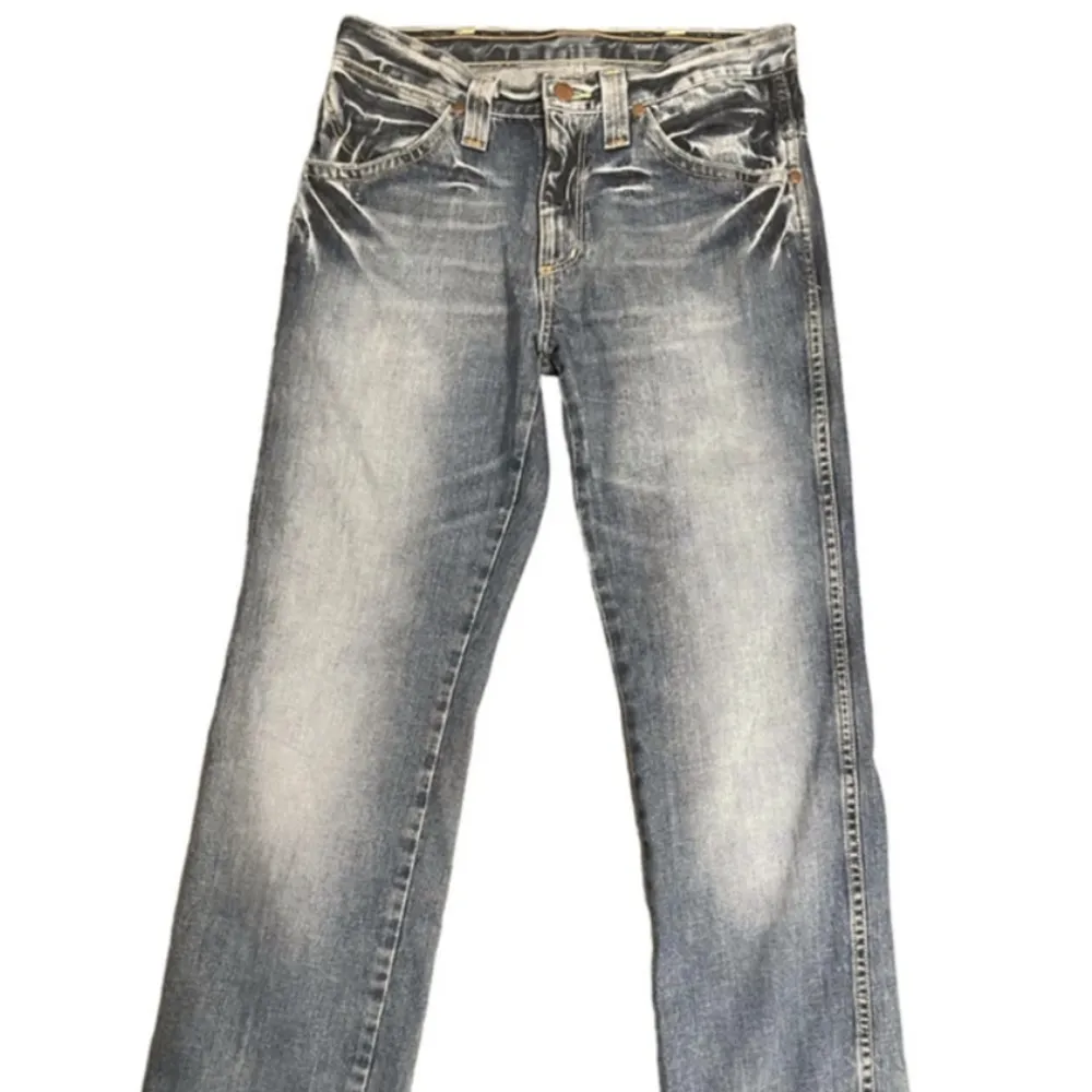 Fina lågmidjade wrangler jeans köpta på vinted, bra skick. Aldrig använda av mig, endast testade! Lagom långa på mig som är 168 :) frakt tillkommer! skriv vid frågor<3. Jeans & Byxor.