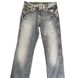 Fina lågmidjade wrangler jeans köpta på vinted, bra skick. Aldrig använda av mig, endast testade! Lagom långa på mig som är 168 :) frakt tillkommer! skriv vid frågor<3
