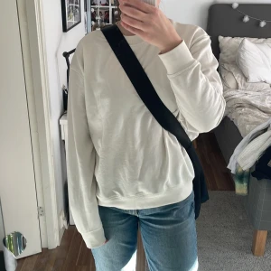 Basic sweatshirt - Säljer denna sweatshirt från hm! Perfekt som ett basic plagg😽Storlek L men sitter oversized på m eller under! Skriv vid frågor💓