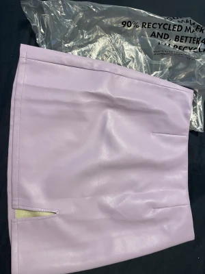 Helt ny pastel lila Kjol - Aldrig använd helt ny kjol super somrig och fin passar på mig som är storlek 2 lite löst men den är storlek M men kan hända att den sitter lite tajtare då 