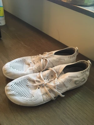 Infinity Cheerleading skor - • Modell: FLYTE • Mycket lätta, känns som strumpor • Perfekta för tumbling  • Använda men fortfarande i acceptabelt skick