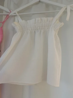 Vit topp - Super söt populär somrig topp från hm. Köpt för ungefär 2 år sedan. Super fin till sommaren. Säljer eftersom jag knappt använder den.