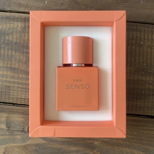 Oöppnad Caia parfym - Helt oöppnad parfym från Caia, Senso - 50ml. Luktar jättegott och somrigt! Aldrig använd då jag redan har en. Endast öppnat förpackningen för att ta bild. Säljs på Caia för 595kr. 🧡🧡🧡
