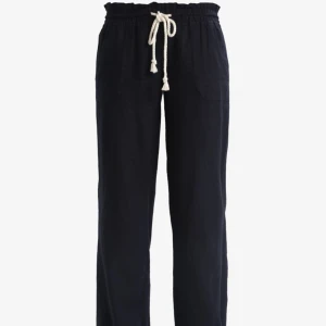 Roxy Linnebyxor strl S - Roxy linnebyxor i svart, strl S. Säljer mina linnebyxor då dem är för små för mig! Aldrig använda endast provade. Vid frågor eller mer bilder skriv gärna till mig🌸💕 Köparen står för frakten  (Första bilden är lånad)