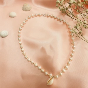 Halsband sötvattenspärlor, TOHO pärlor, snäcka - Halsband gjort av sötvattenspärlor, TOHO pärlor, snäcka och bra kvalitet nylon tråd. Silver 925. Storlek på stenar 2,2 och 6mm.  Fraktkostnad 35kr 