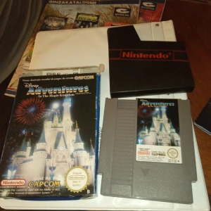 Disney adventures inthe Magie Kingdom Nes spel begagnad . - Disney adventures inthe Magie Kingdom Nes spel begagnad och ligger i sin original kartong dock fattas instruktionsbok .slitage finnes på kartongens kanter och runt omkring .men obetydligt slitage .hämtas i Skene alt skickas .