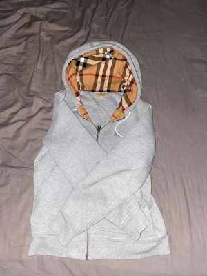 Burberry hoodie - Snygg burberry hoodie OG, skick 10/10, pris kan diskuteras vid snabb affär, för mer frågor kom DM