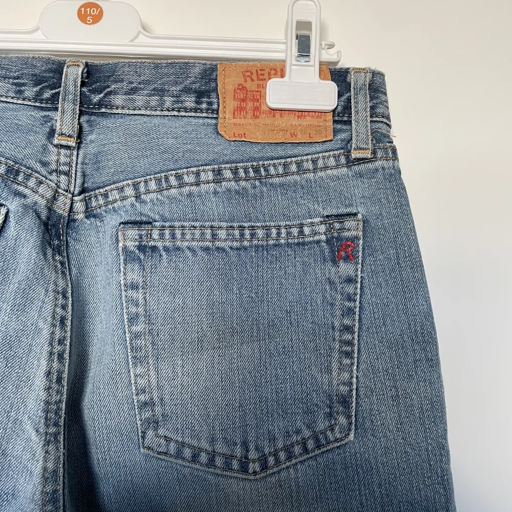 Låg/medelmidjade jeans från Replay i rak modell. De är små i storleken så skulle säga att de passar en w26 snarare än w28. De har även ett märke på ena bakfickan (se första bilden)  🤍. Jeans & Byxor.